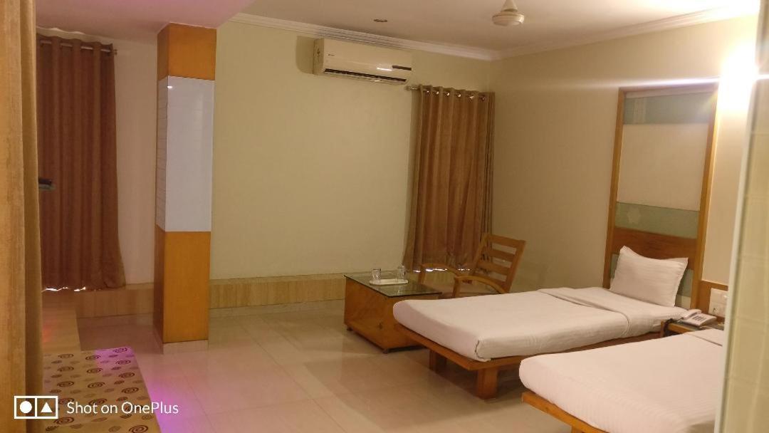 Hotel Easy Retreat Vapi Exterior photo