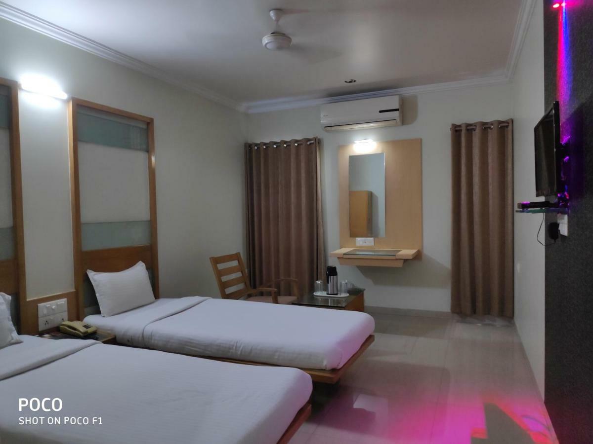 Hotel Easy Retreat Vapi Exterior photo